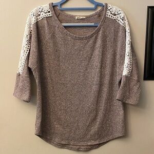 Ember Women's Lace Shoulder Top - Gray/pink